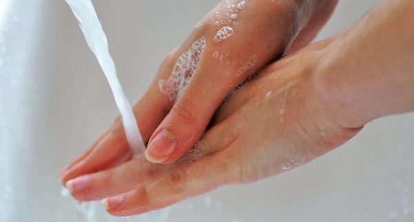desinfecterende gel gebruiken in combinatie met handen wassen